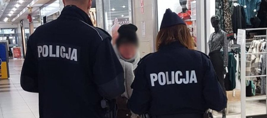 Iławscy policjanci podczas kontroli w jednym ze sklepów 