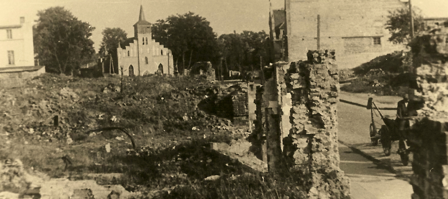 Widok z dzisiejszego Starego Miasta w kierunku aktualnej ulicy Niepodległości (po prawej stronie ratusz, po lewej nieistniejący już kościół). Tak wyglądała Iława po II wojnie światowej