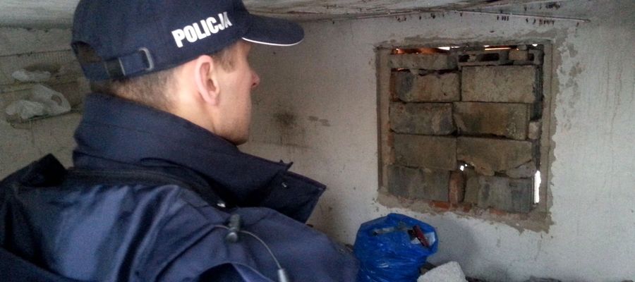 Policjanci sprawdzają miejsca, w których mogą być bezdomni 