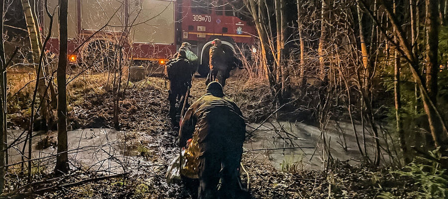 Akcja ratownicza migrantów, którzy ugrzęźli na bagnach