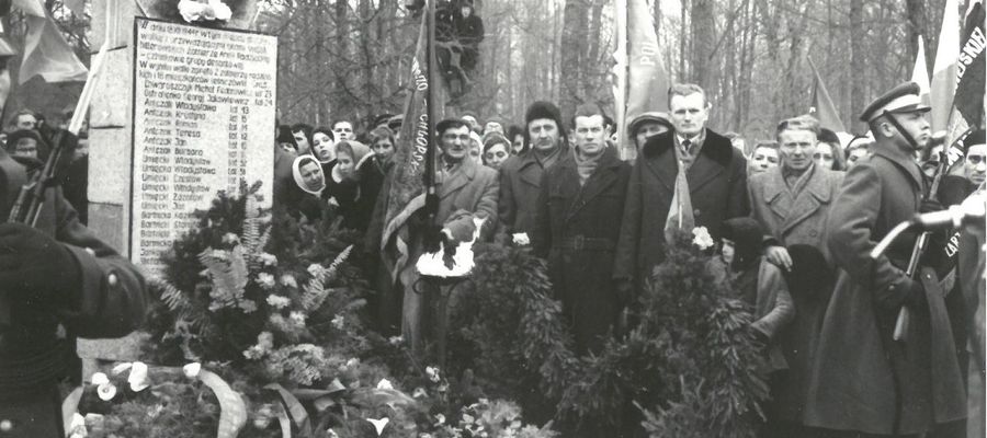 fotografie przedstawiające odsłonięcie pomnika pomordowanych w Grędku. Uroczystość miała miejsce w grudniu 1960 roku. 