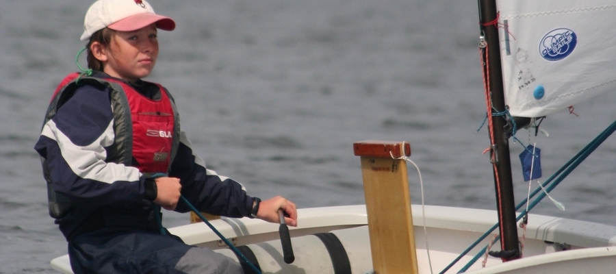 Młodziutka Agata Barwińska (SSW MOS Iława) na łodzi klasy Optimist — tak swoją przygodę z żeglowaniem zaczyna większość zawodniczek i zawodników