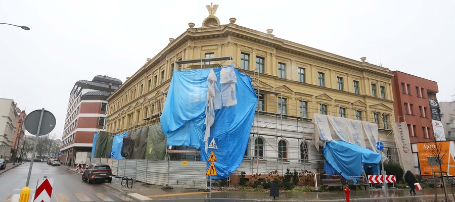 Instytut Północy w Olsztynie odrywa remontowaną fasadę