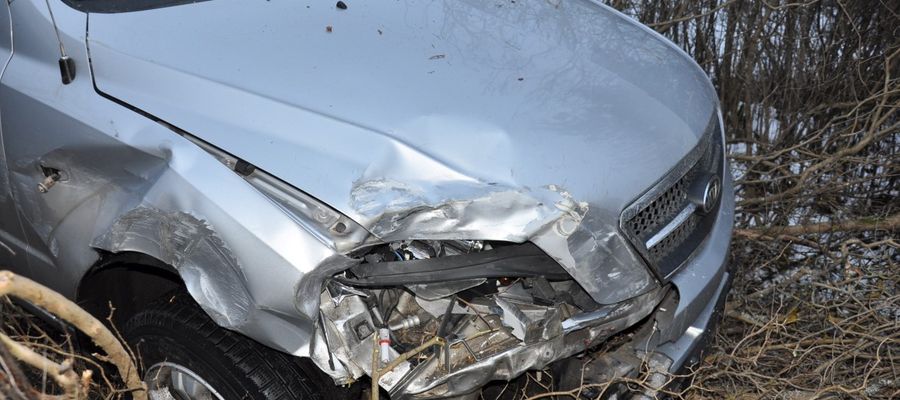 Na trasie Pisz - Jeże kierowca tego auta uderzył w samochód marki Renault