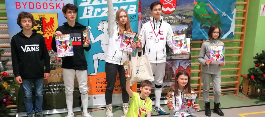 Młodzi szabliści Hajduczka podczas Ogólnopolskiego Turnieju Mikołajkowego w Brzozie