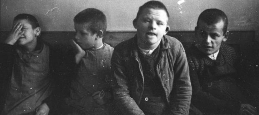 Chore psychicznie dzieci ze szpitala w Schonbrunn; 1943 r.