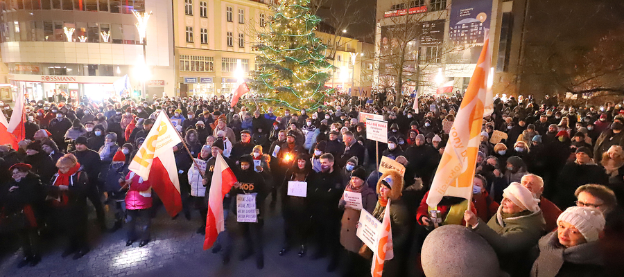 W Olsztynie protestuje prawie 2 tys. osób