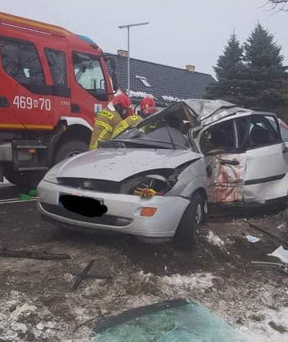 Samochód uderzył w drzewo, kobietę wyciągali strażacy Iława