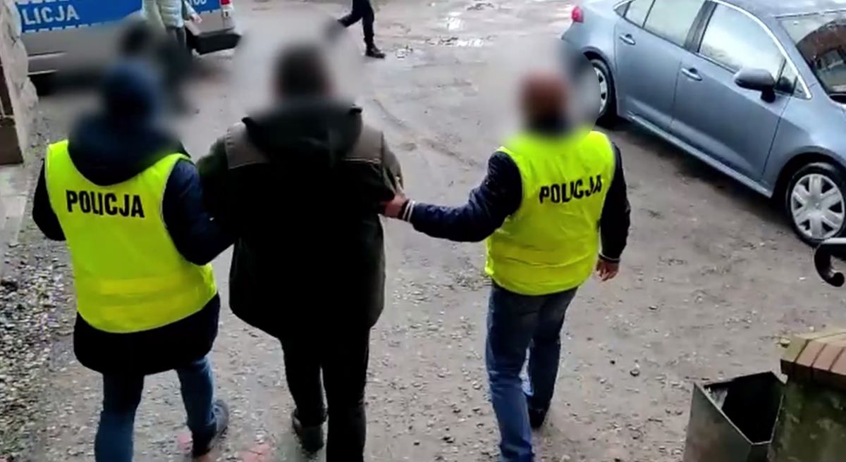 Wyprowadzenie podejrzanego z Komendy Miejskiej Policji w Olsztynie 