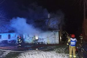 Pożar w Starym Dworze Barciańskim. Dwie osoby straciły dach nad głową
