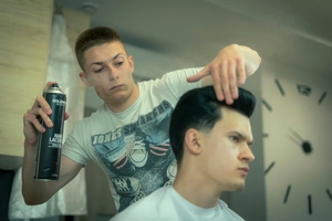 Fryzjer Łukasz Bronikowski z Olsztyna będzie bił rekord Guinnessa w grupowym strzyżeniu męskim 
