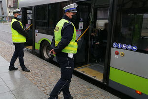 Olsztyńscy policjanci kontrolują pasażerów komunikacji miejskiej