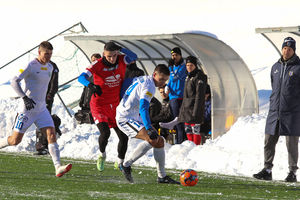 Futbol w zimowej scenerii