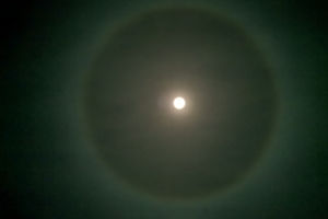 Zjawiskowy efekt HALO Księżyca w nocy z 15 na 16 stycznia
