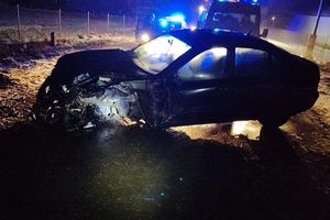 21-latka z gm.Grodziczno zjechała z drogi i uderzyła autem w drzewo