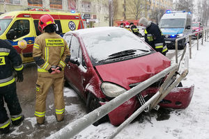 Kierowca zasłabł podczas jazdy na ul. Kołobrzeskiej w Olsztynie. Mężczyzna trafił do szpitala 