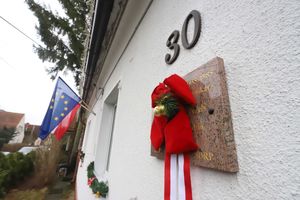 Pamiątkowa tablica na cześć Henryka Panasa zawisła na na murach domu przy ul. Księcia Witolda 30 w Olsztynie [ZDJĘCIA]