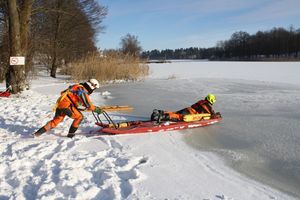 Olecko. Strażacy ćwiczyli działania ratownicze na lodzie