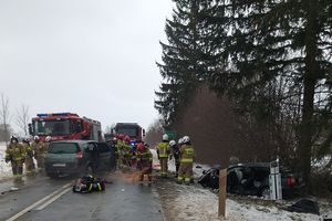 Wypadek na drodze W513. Nie żyje kobieta, pięć osób rannych