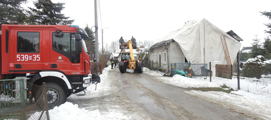 Na pogorzelisku w niedzielę pracowali sąsiedzi  poszkodowanych i druhowie z OSP Florczaki