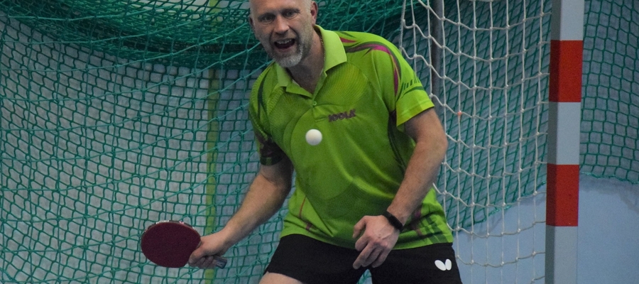 Robert Smoleński (Morliny II Ostróda) w trakcie meczu Amatorskiej Ligi Tenisa Stołowego 