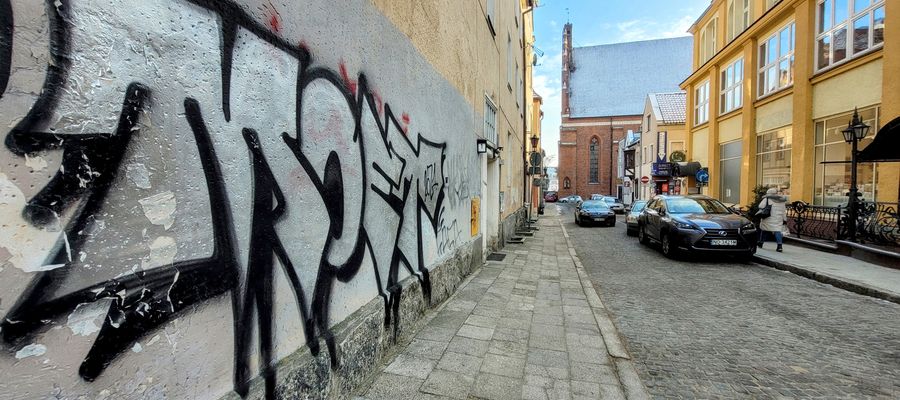 Graffiti MOET pojawia się w takich miejscach w Olsztynie, żeby rzucało się w oczy
