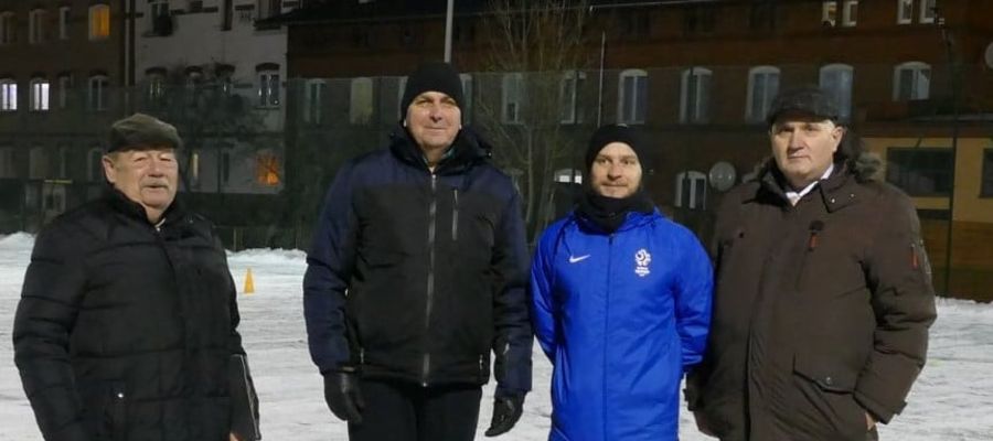 Mariusz Narel (w niebieskiej kurtce) ma już za sobą pierwszy trening z zawodnikami MKS-u i spotkanie z władzami miasta i klubu