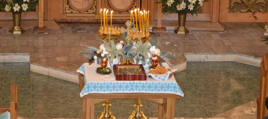 W kościele ustawia się stolik, na którym znajduje się m.in. obrzędowe pieczywo
