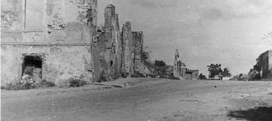Zniszczona iławska ulica po 1945 roku 