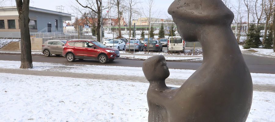 Rzeźba "Macierzyństwo" sprzed Hotelu Gromada trafiła na skwer naprzeciwko dworca Olsztyn Zachodni