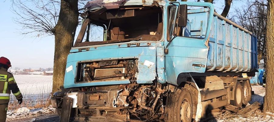 Rozbita ciężarówka na drodze w Piotrowicach