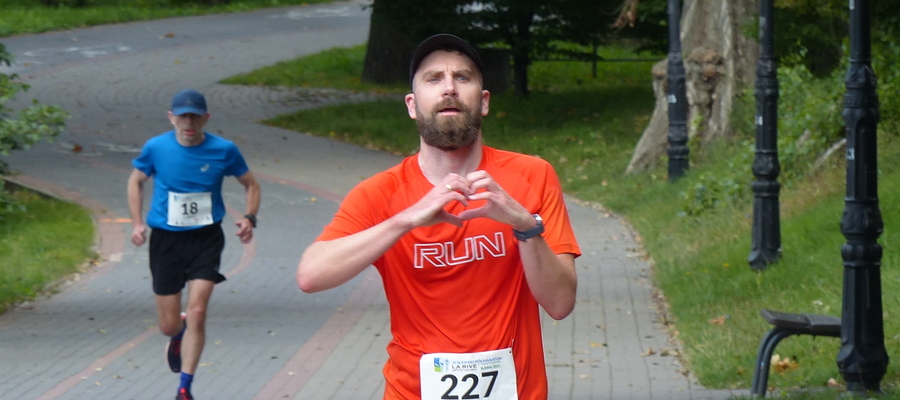 Paweł Nerowski z Iławy, tu finiszujący podczas Iławskiego Półmaratonu 2021, chyba wiedział, że kiedyś przyda się nam zdjęcie z sercem 