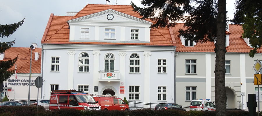 Budynek Urzędu Gminy w Biskupcu wraz z siedzibą GOPS, gdzie można się zapisać 