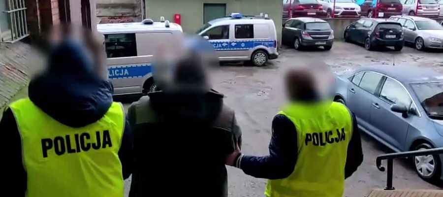 Wyprowadzenie podejrzanego z Komendy Miejskiej Policji w Olsztynie 