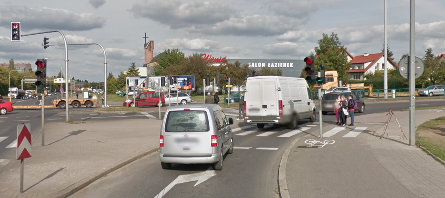 Kierowcy, którzy w Olsztynie na skrzyżowaniu Synów Pułku chcą skręcić w prawo w Pstrowskiego, muszą swoje odstać