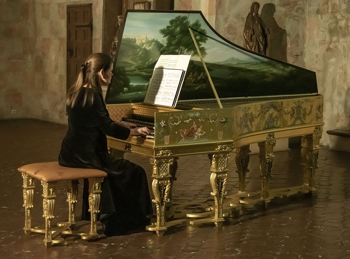 Ewa Mrowca zagrała na złotym klawesynie