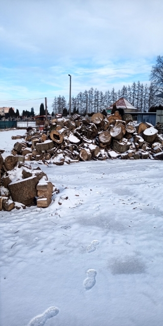 Drewno na placu Powiatowej Służby Drogowej w Barczewie