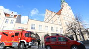 Strażacy nie dali rady usunąć niebezpiecznej iglicy z wieży ratuszowej w Olsztynie