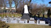 Ktoś zasłonił obelisk na cmentarzu żołnierzy radzieckich 