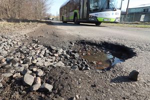 Łatanie dziur w olsztyńskich drogach kosztuje tysiące. A i tak powstają nowe ubytki
