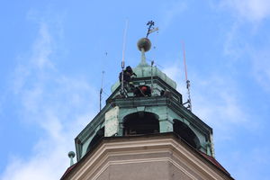 Ratuszową wieżę w Olsztynie może naprawić alpinista