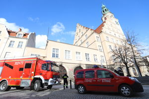 Strażacy nie poradzili sobie z iglicą na wieży ratuszowej w Olsztynie [ZDJĘCIA]