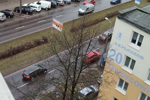Na ul. Dworcowej w Olsztynie brakuje miejsc parkingowych. Mieszkańcy zostawiają samochody nawet pół kilometra od domu