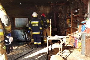 Pożar garażu w Lasecznie. Strażacy uratowali wyposażenie warte 70 tysięcy złotych [zdjęcia]