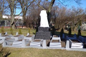 Ktoś zasłonił obelisk na cmentarzu żołnierzy radzieckich 