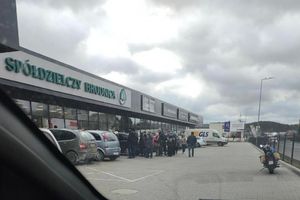 Kolejki przed bankomatami i stacjami paliw w Olsztynie