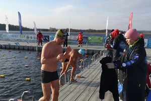Przyjechali z całej Polski, żeby popływać w lodowatej wodzie