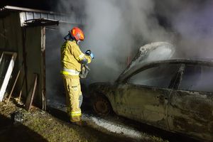 Pożar samochodu w gminie Pieniężno [ZDJĘCIA]