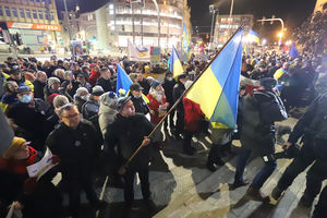 Setki mieszkańców Olsztyna na antywojennej manifestacji potępiającej inwazję Rosji na Ukrainę [ZDJĘCIA, VIDEO]
