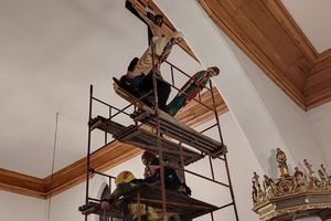 Z kościelnego sufitu zwisają rzeźby – strażacy w akcji